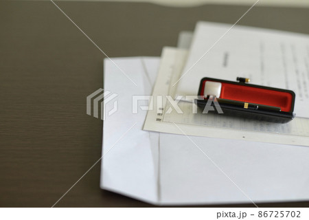 机に置かれた履歴書・封筒・印鑑 机に置かれた履歴書・封筒・印鑑 86725702