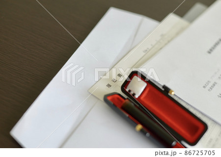 机に置かれた履歴書・封筒・印鑑 86725705