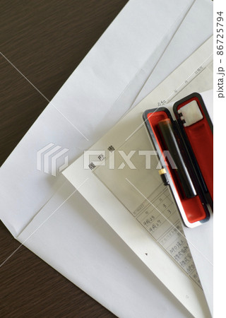 机に置かれた履歴書・封筒・印鑑 机に置かれた履歴書・封筒・印鑑 86725794