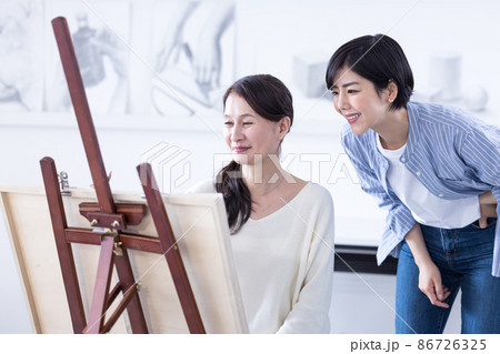 趣味　デッサンをするシニア女性と女性講師 86726325