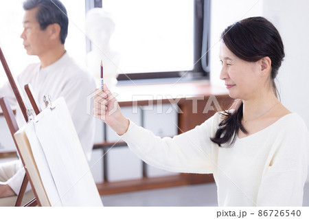 趣味　デッサンをするシニア女性 86726540