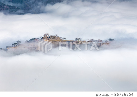雲海に浮かぶ竹田城跡 86726554