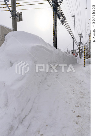 大雪で排雪が進まない市内の様子 大雪で排雪が進まない市内の様子 86726558