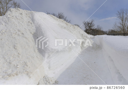 大雪で排雪が進まない市内の様子 大雪で排雪が進まない市内の様子 86726560