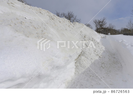 大雪で排雪が進まない市内の様子 大雪で排雪が進まない市内の様子 86726563