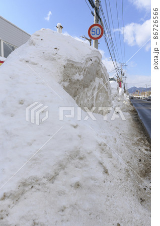 大雪で排雪が進まない路肩(高く積まれた雪山) 大雪で排雪が進まない路肩(高く積まれた雪山) 86726566