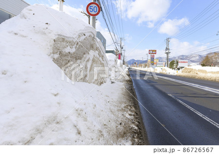 大雪で排雪が進まない路肩(高く積まれた雪山) 大雪で排雪が進まない路肩(高く積まれた雪山) 86726567