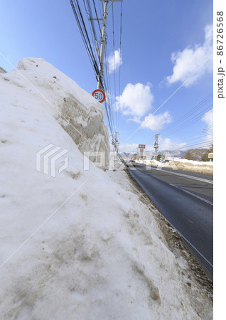 大雪で排雪が進まない路肩(高く積まれた雪山) 大雪で排雪が進まない路肩(高く積まれた雪山) 86726568