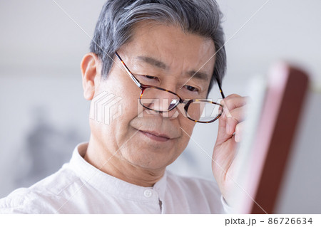 趣味　デッサンをするシニア男性 86726634