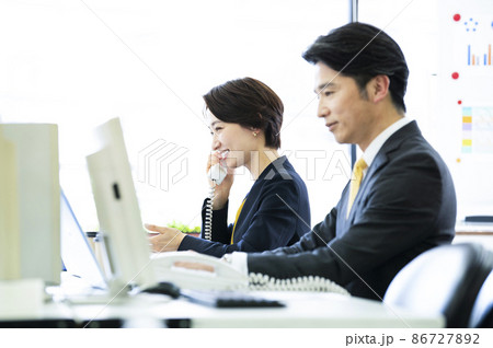 会社で電話をする女性社員 86727892