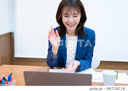 ビジネスイメージ　女性　白バック 86728218