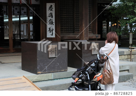 神社の参拝　祈り 86728825