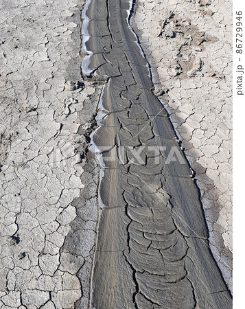 泥火山から噴き出た泥 86729946