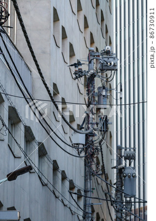 特徴的な窓の形状と電柱そして電線。 86730911