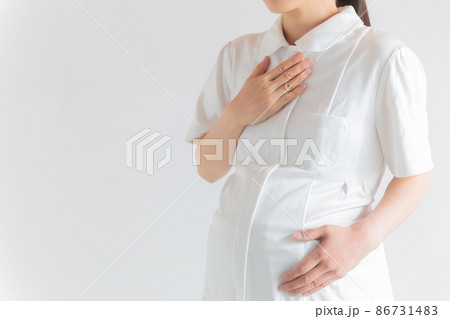 働く妊婦 看護師 胸を押さえる 働く妊婦 看護師 胸を押さえる 86731483