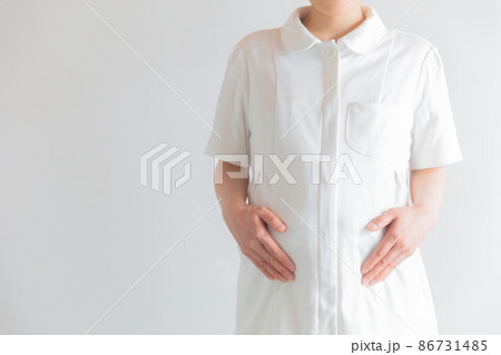 働く妊婦　看護師　コピースペース 86731485
