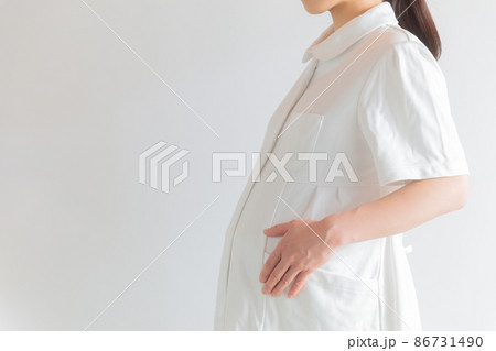 働く妊婦　看護師　コピースペース 86731490