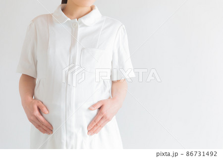 働く妊婦　看護師　コピースペース 86731492