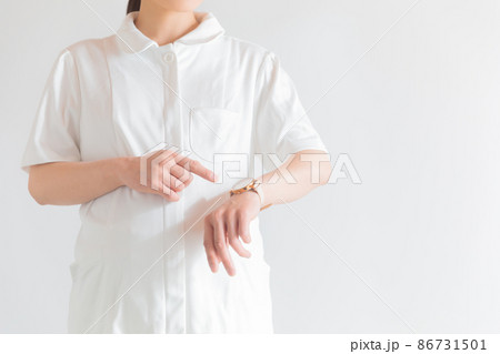 働く妊婦　腕時計を確認する看護師 86731501