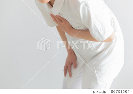 働く妊婦　看護師　胸を押さえる 86731504
