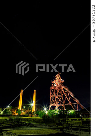 ライトアップされた竪坑櫓と煙突　田川市石炭記念公園　福岡県田川市 86731522