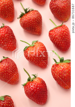 Fresh red strawberry pattern on isolated pink pastel background 86731687