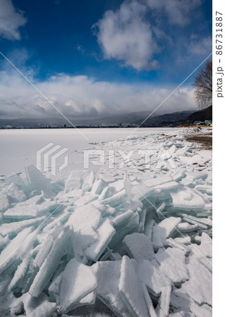 湖岸に打ち寄せられた氷片【諏訪湖・寄せ氷】 86731887