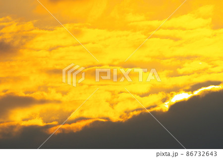 夕日でオレンジ色に染まる雲 86732643