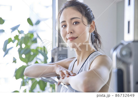 スポーツジムでトレーニングをする若い女性 86732649