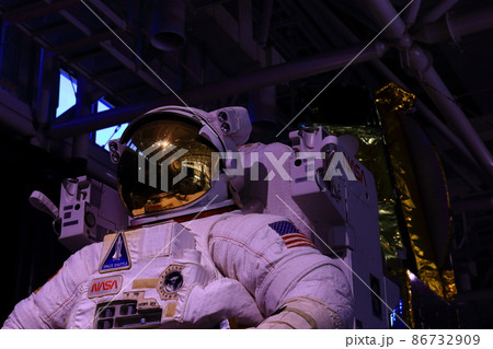 月面着陸に使用した宇宙服を装着した宇宙飛行士 月面着陸に使用した宇宙服を装着した宇宙飛行士 86732909