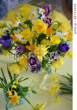 黄色のスイセンとパープルの花のブーケ 黄色のスイセンとパープルの花のブーケ 86733408