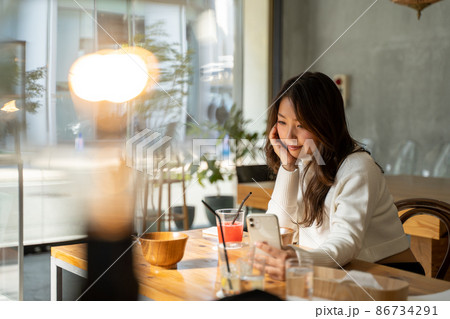 女性　カフェ　スマホ　 86734291