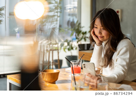 女性　カフェ　スマホ　 86734294