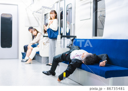 電車内で泥酔するビジネスマン 86735481