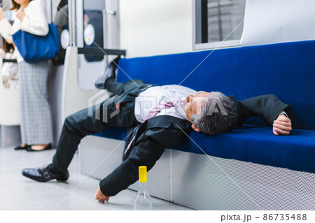 電車内で泥酔するビジネスマン 86735488