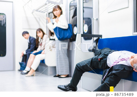電車内で泥酔するビジネスマン 86735489