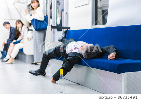 電車内で泥酔するビジネスマン 86735491