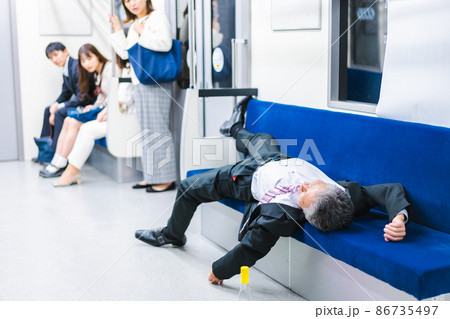 電車内で泥酔するビジネスマン 86735497