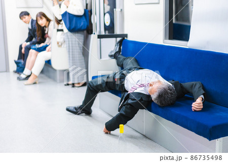 電車内で泥酔するビジネスマン 86735498