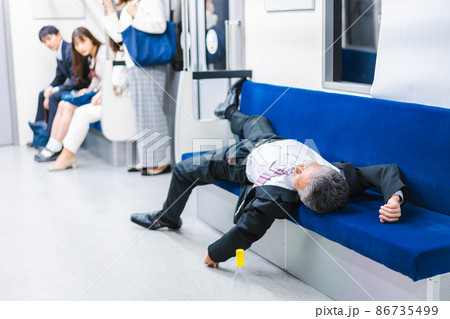 電車内で泥酔するビジネスマン 電車内で泥酔するビジネスマン 86735499