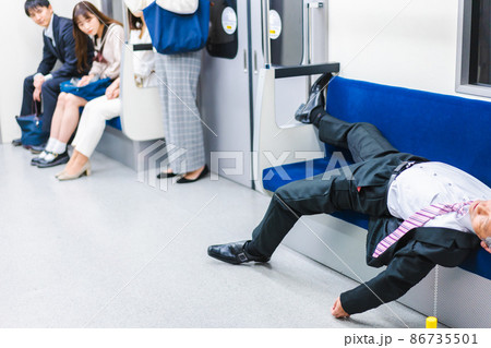 電車内で泥酔するビジネスマン 86735501