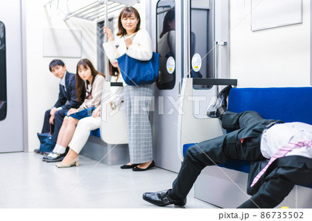 電車内で泥酔するビジネスマン 86735502