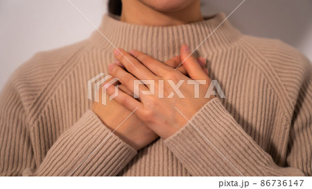 必死に祈る若い女性 86736147