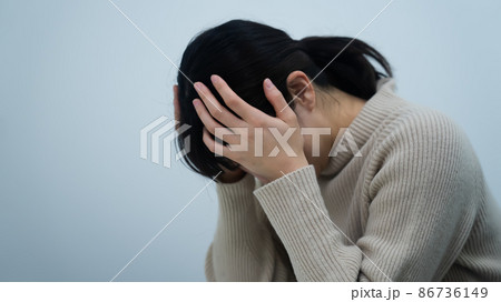 必死に祈る若い女性 必死に祈る若い女性 86736149