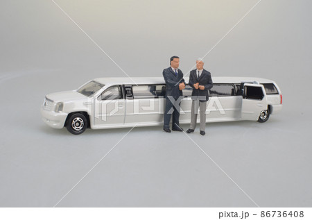 business man with limosineee car 86736408