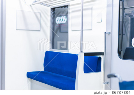 電車の車内 電車の車内 86737804