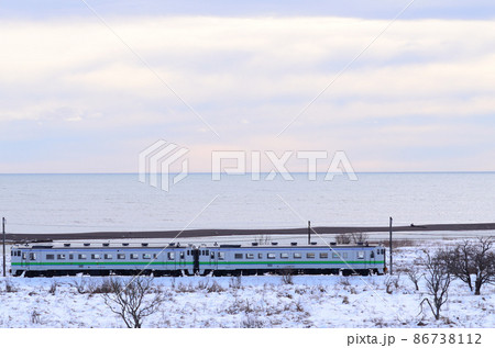 海以外に何もない原野を進む普通列車 海以外に何もない原野を進む普通列車 86738112