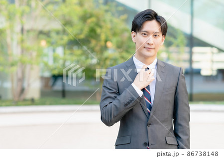 ネクタイを締め直す若いビジネスマン 撮影協力:LINK FOREST ネクタイを締め直す若いビジネスマン 撮影協力:LINK FOREST 86738148