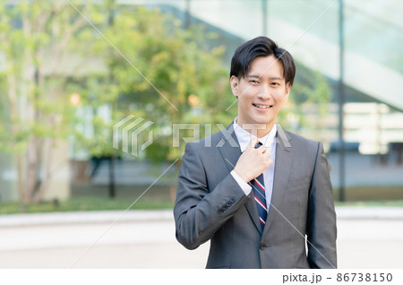 ネクタイを締め直す若いビジネスマン 撮影協力:LINK FOREST ネクタイを締め直す若いビジネスマン 撮影協力:LINK FOREST 86738150