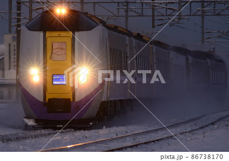 日の出直後の淡い光を浴びながら函館を目指す特急「北斗」 86738170